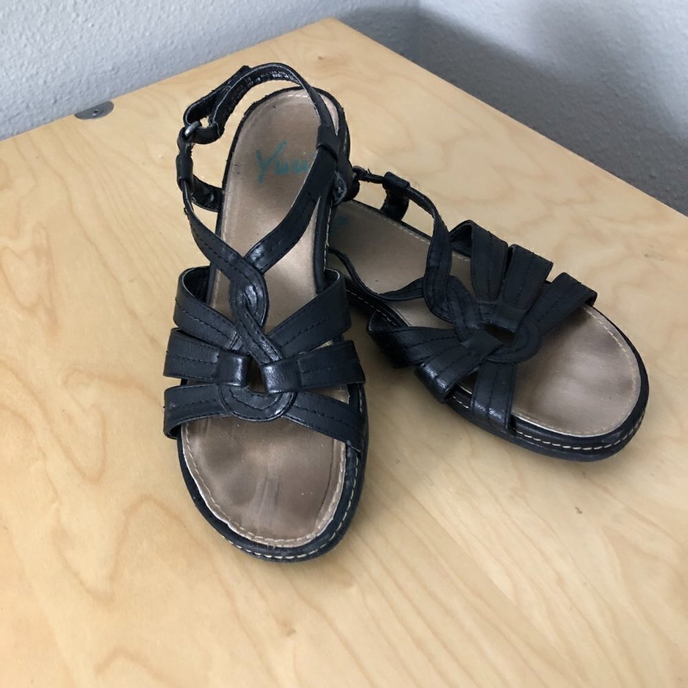 Yuu Alottie Comfort Sandal Women's size 6 M Black Braided T Strap